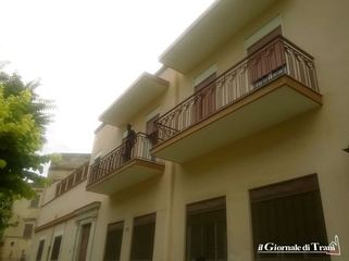 Il primo giorno dei migranti a Trani inizia con una preghiera per chi non ce l'ha fatta. Bottaro: «Potrebbero arrivarne altri, ma tanti cittadini vogliono aiutarci». Ecco cosa serve