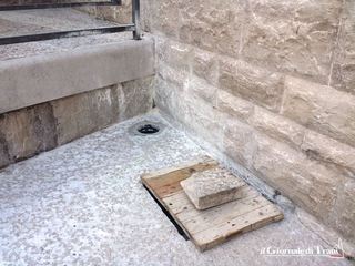 Porta Vassalla, nuove luci e vecchie ombre: lavori in corso per sostituire i fari, ma ricresce l'erbaccia sulle mura