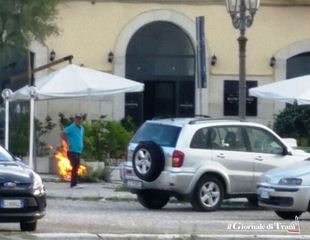 Centro storico di Trani, sdoganata l'ultima frontiera: incendiare sterpaglie e cartoni a pochi passi dal castello