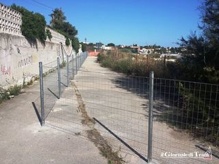 Litorale di Trani di levante, collocata la nuova recinzione di sicurezza per i pedoni