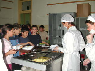 Refezione scolastica a Trani, Lima (Fdi) critica gli aumenti: «Le fasce medie, il prossimo anno, pagheranno 100 euro in più»