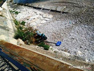 Vandali in azione sul lungomare di Trani: lanciato sulla scogliera anche un segnale della pista ciclabile