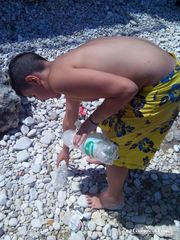 I ragazzi del Centro educativo antoniano di Trani puliscono un tratto di spiaggia