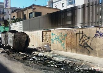 Trani, cassonetti senza pace: distrutta da un incendio doloso un'intera fila in via Pansini