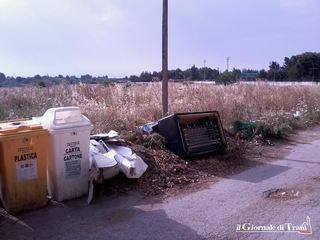 Incendi, a Capirro il Comune di Trani non bonifica i suoi stessi terreni