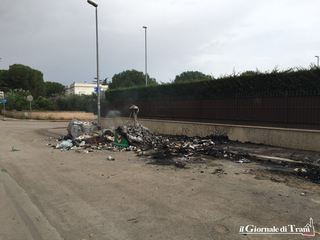 Trani, cassonetti senza pace: piromani nuovamente in azione a Capirro