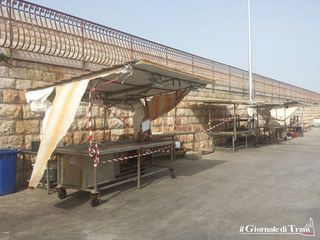 Trani, sequestrate otto bancarelle per la vendita del pesce presso il molo santa Lucia