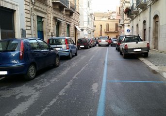 Trani, in un pezzo di via Amedeo non si passa: così, chi paga il grattino parcheggia sul marciapiede