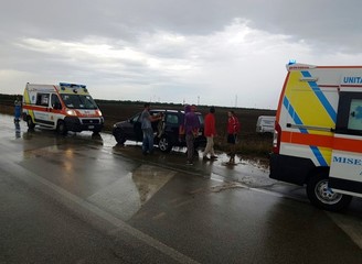 Furgone fuori strada sull'Andria-Bisceglie in territorio di Trani: cinque feriti, uno in codice rosso