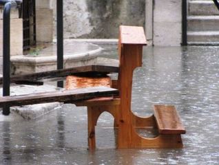 La pioggia del mattino fa allagare la chiesa matrice del cimitero di Trani: saltata la santa messa