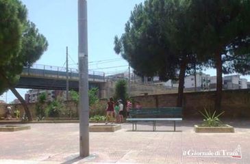 Deiezioni a Trani, il buon esempio lo danno i bambini: finiscono la scuola e ripuliscono largo Goldoni