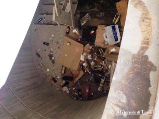 La rampa del parcheggio interrato trasformata in discarica. Capone conferma: «Si può sistemare solo affidandolo con i parcheggi a pagamento in tutta Trani»