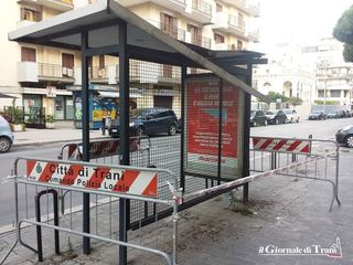 Trani, ruggine e pericoli: transennata pensilina bus in via Malcangi