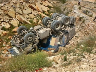 Camion in fondo a scarpata nell'agro di Trani, frattura al bacino per il conducente. Non atteso l'arrivo del 118