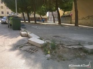 FOTO. La sfortuna di piazza Kolbe: non trovarsi nel centro di Trani. Le immagini di un degrado senza freni