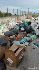 AGGIORNATO. Trani, via Duchessa d'Andria: ogni incrocio trasformato in una discarica a cielo aperto