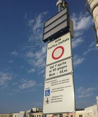 Porto di Trani chiuso alle auto: gli orari. Bottaro: «Niente deroghe, i cittadini cambieranno le abitudini». Multe da 80 euro in su