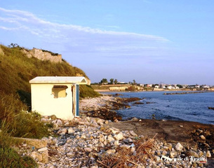 Picconata la cabina sugli scogli del litorale di levante di Trani: la concessione sarebbe scaduta a fine anno