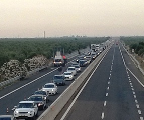Tir si ribalta in autostrada al casello di Trani: solo feriti lievi e disagi per la circolazione