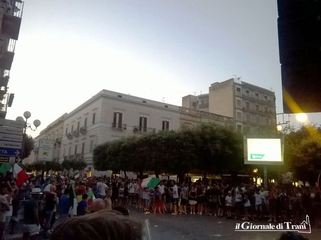 AGGIORNATO. Vince l'Italia, i tifosi in festa bloccano l'incrocio al centro di Trani: sfiorati incidenti e risse. Ragazzo salta su auto in corsa (video)