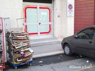 AGGIORNATO. Carrellati al posto delle auto per evitarne il parcheggio selvaggio: lo strano caso di via Pozzo piano, a Trani