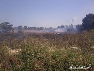 VIDEO. Nuovo incendio nel terreno incolto di proprietà della «Vittorio Emanuele II» a Trani