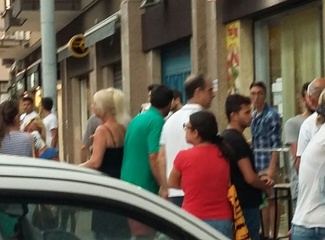 Trani, chiede permesso per passare e riceve un pugno in faccia da due ragazzini: 70enne in pronto soccorso