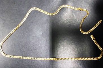 Trani, attende la vittima nell'androne e gli strappa la collana: malvivente colpisce e fugge via