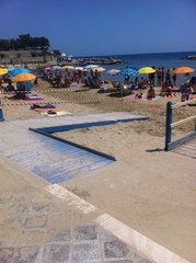 AGGIORNATO. Trani, alla Baia del pescatore iniziati e già finiti in mattinata i lavori di ripristino della pedana per disabili