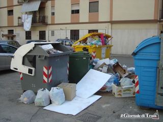 «Come funziona a Trani la raccolta della plastica?». Nella periferia Nord, bidoni stracolmi