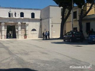 AGGIORNATO. Cimitero di Trani, disoccupato asserragliato sul cornicione dell'ingresso monumentale. Dopo trattativa, è ridisceso