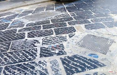 Trani, basole scambiate di posto in piazza Plebiscito: pezzi di strisce blu anche a centro strada