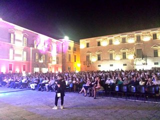 Dalla «formula 2000» (spettatori) alla Formula 3: Trani, a «Fuori museo» è la gran notte di Alberto Radius