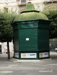 A Trani la scuola non finisce mai: studenti dell'«Aldo Moro» distribuiscono materiale turistico in piazza