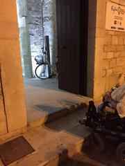 Ufficio Iat di Trani inaccessibile, la protesta di un'utente. La Pro loco: «Sistemeremo una pedana, ma ci avrebbero dovuto pensare altri»