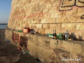 Trani incivile: al monastero, canne la mattina ed alcool la sera. Ma due bidoncini sono, davvero, troppo pochi
