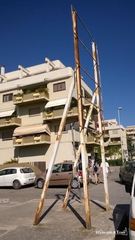 Ospedale di Trani, lavori finiti e sostegno del cartello abbandonato: un ammasso di ferraglia dimenticato per strada