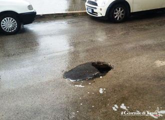 VIDEO. Maltempo a Trani, principio di voragine in via de Roggiero