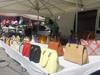 Borse, conigli e mandorle zuccherate: la festa chiede spazio al lutto. Trani torna alla normalità, e c'è chi spera nel recupero dei fuochi