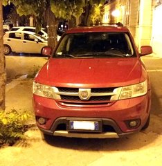 Trani, per gli incivili non c'è lutto che tenga: auto occupa un intero marciapiede in piazza Plebiscito