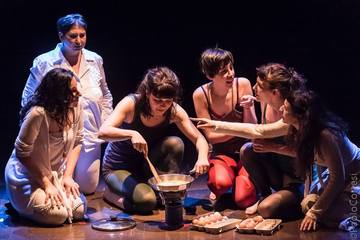 «Il giullare», da oggi via alle opere in concorso: a Trani si esibisce il «Magnifico teatrino errante», di Ravenna