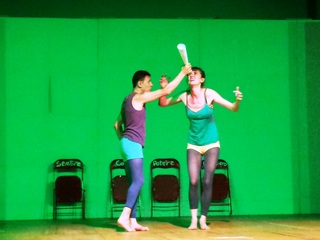 Al Giullare applausi a scena aperta per «Io sono qui». Ed oggi, a Trani, in scena il lavoro di un'ex attrice di Centovetrine