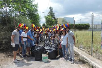 Giullare ed imprevisti: rinviati due eventi per lutto, i negozianti ritirano i contributi. Amiu non arriva, sono i volontari a pulire la strada