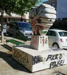 Scritte contro la Polizia sul monumento nella piazza dedicata al carabiniere di Trani ucciso: lo sdegno di una residente