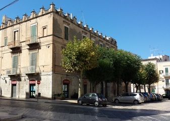 Si fratturò la spalla in piazza Domenico Sarro nel 2012: il Comune di Trani, oggi, le liquida 2mila euro