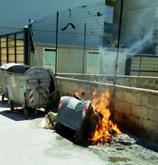 Trani, ancora un cassonetto dei rifiuti in fiamme: è accaduto in via Vecchi