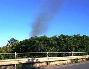 AGGIORNATO. Trani, fiamme e fumo alto da terreno in via Verdi: provenivano dall'immobile più volte utilizzato dai senza fissa dimora