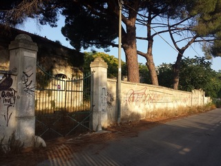 Ancora fumo e pessimi odori dopo l'incendio nel rudere di via Verdi. Una storia che potrebbe finire, anche, alla Procura di Trani
