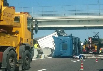Camion si rovescia in autostrada fra Bitonto e Molfetta: molto grave il conducente, disagi per gli utenti diretti a Trani