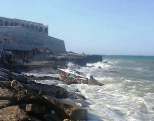 Trani, barca a vela contro gli scogli al Monastero di Colona: salvi gli occupanti, distrutto il mezzo